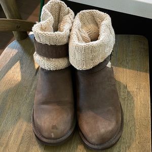 Cute knitted UGGS.